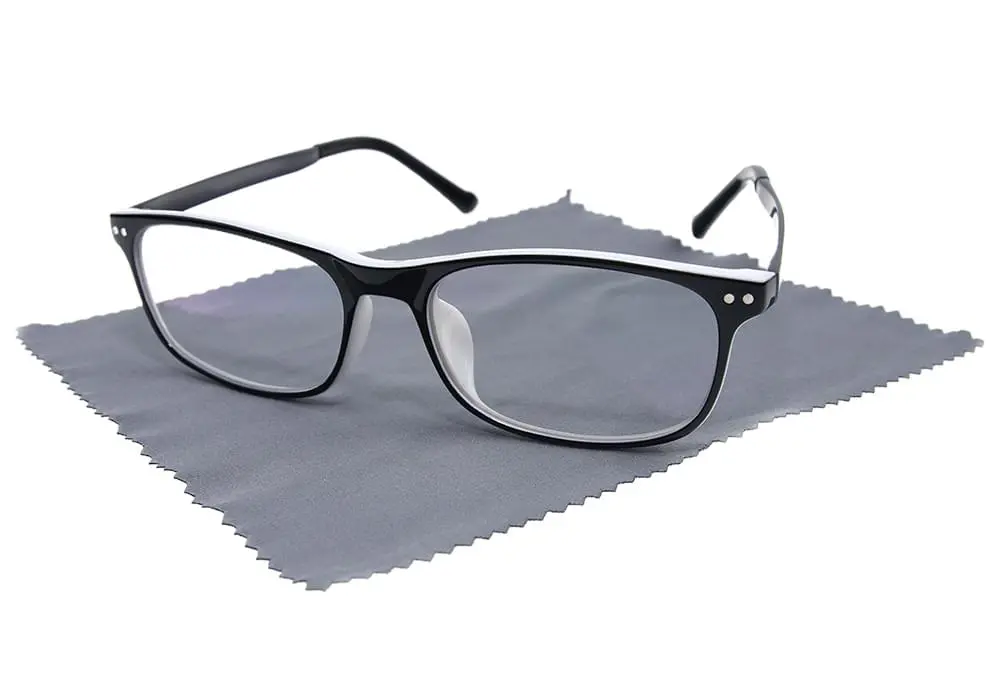 Schwarze Brille liegt auf einem Brillenputztuch