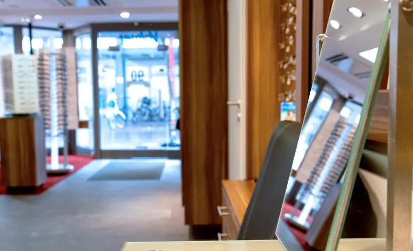 Brillenregale im Innenraum eines Optikgeschäfts mit großer Auswahl an Fassungen und heller Verkaufsfläche